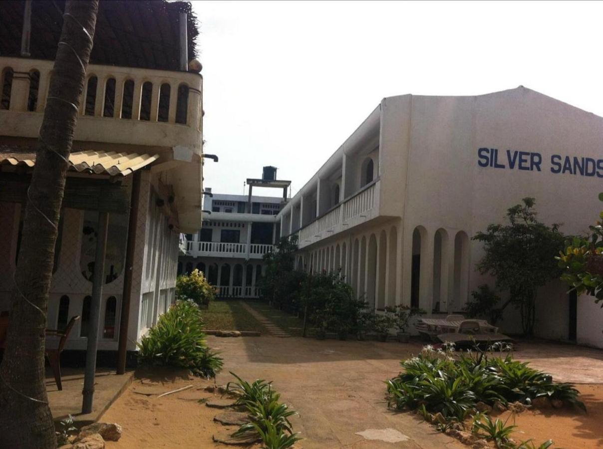 Hotel Silver Sands ネゴンボ エクステリア 写真